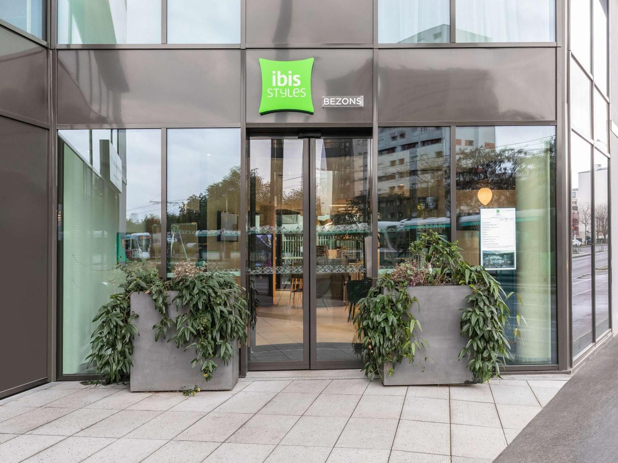 Hotel Ibis Styles Bezons Paris La Defense Exterior foto